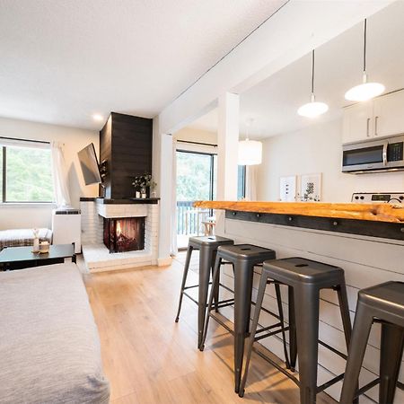 Appartement Creekside Oasis 4 Beds Pool And Hot Tub à Whistler Extérieur photo