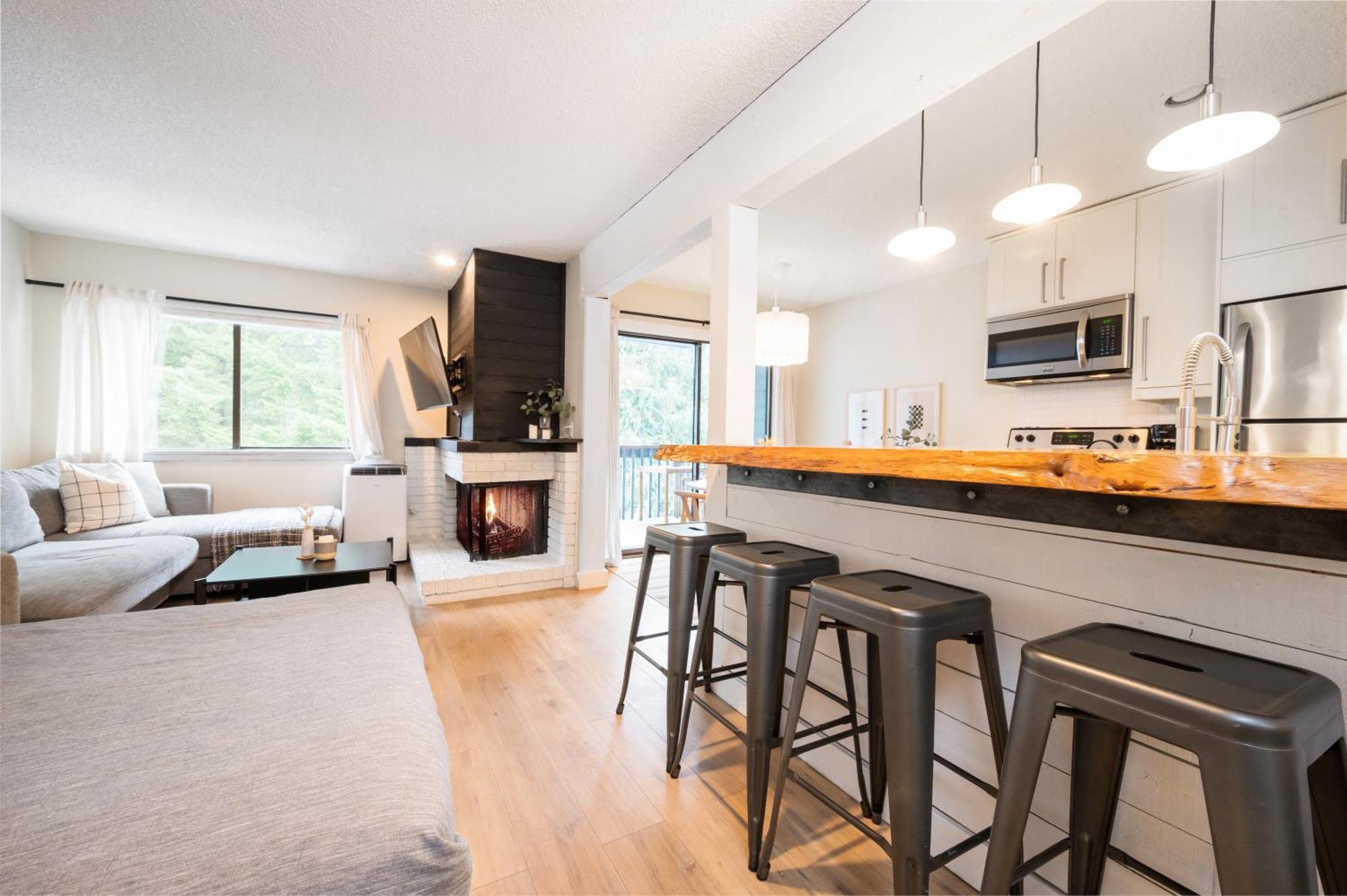 Appartement Creekside Oasis 4 Beds Pool And Hot Tub à Whistler Extérieur photo