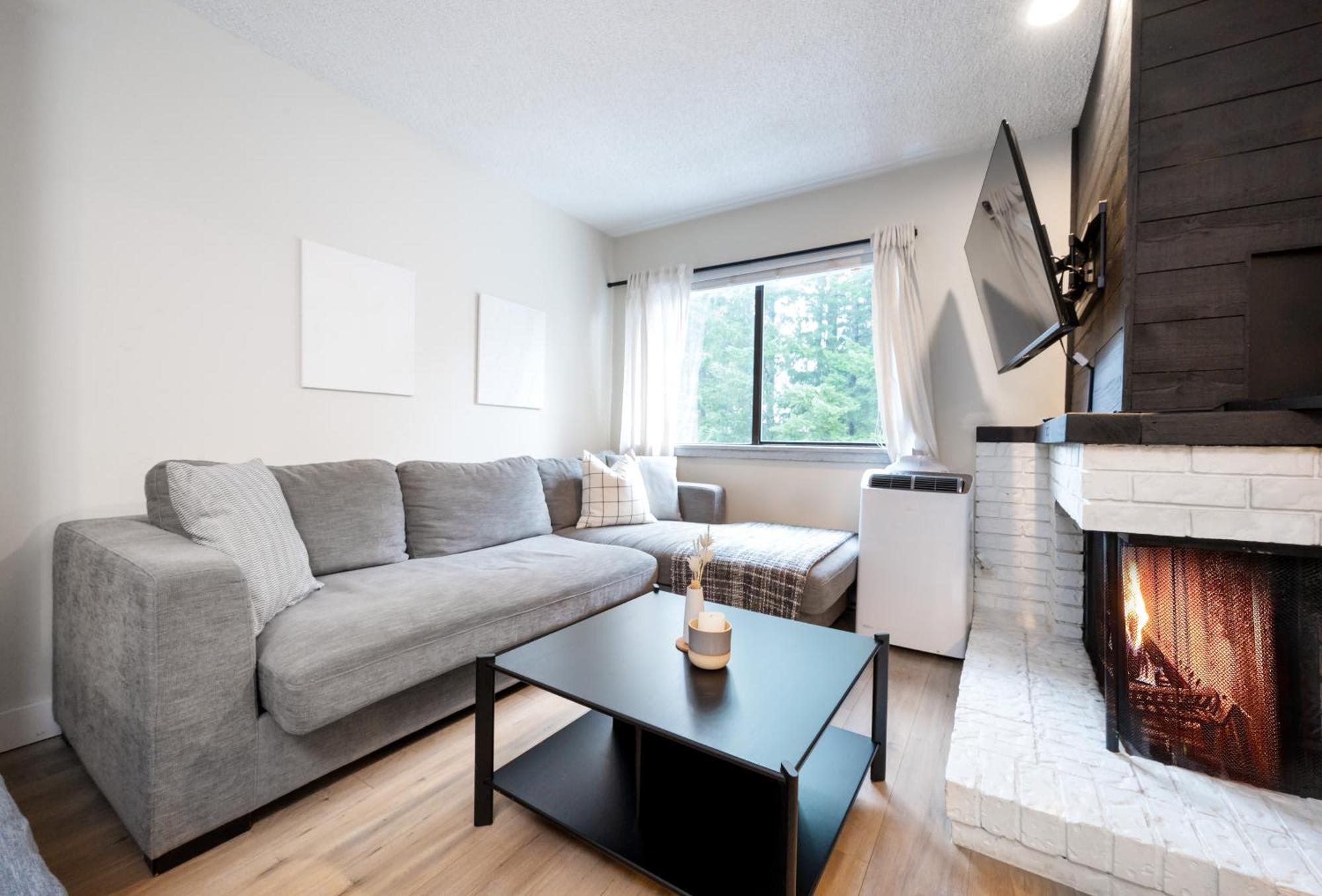 Appartement Creekside Oasis 4 Beds Pool And Hot Tub à Whistler Extérieur photo