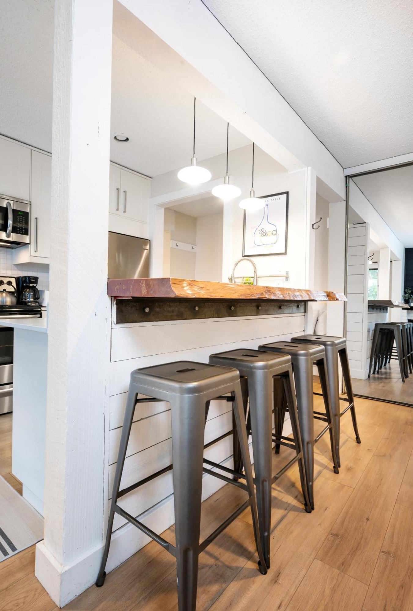 Appartement Creekside Oasis 4 Beds Pool And Hot Tub à Whistler Extérieur photo