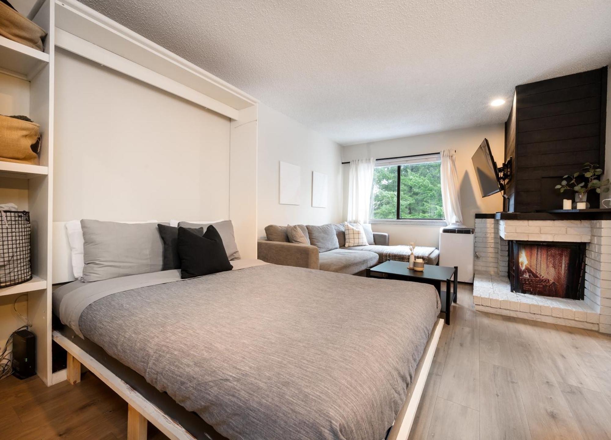 Appartement Creekside Oasis 4 Beds Pool And Hot Tub à Whistler Extérieur photo